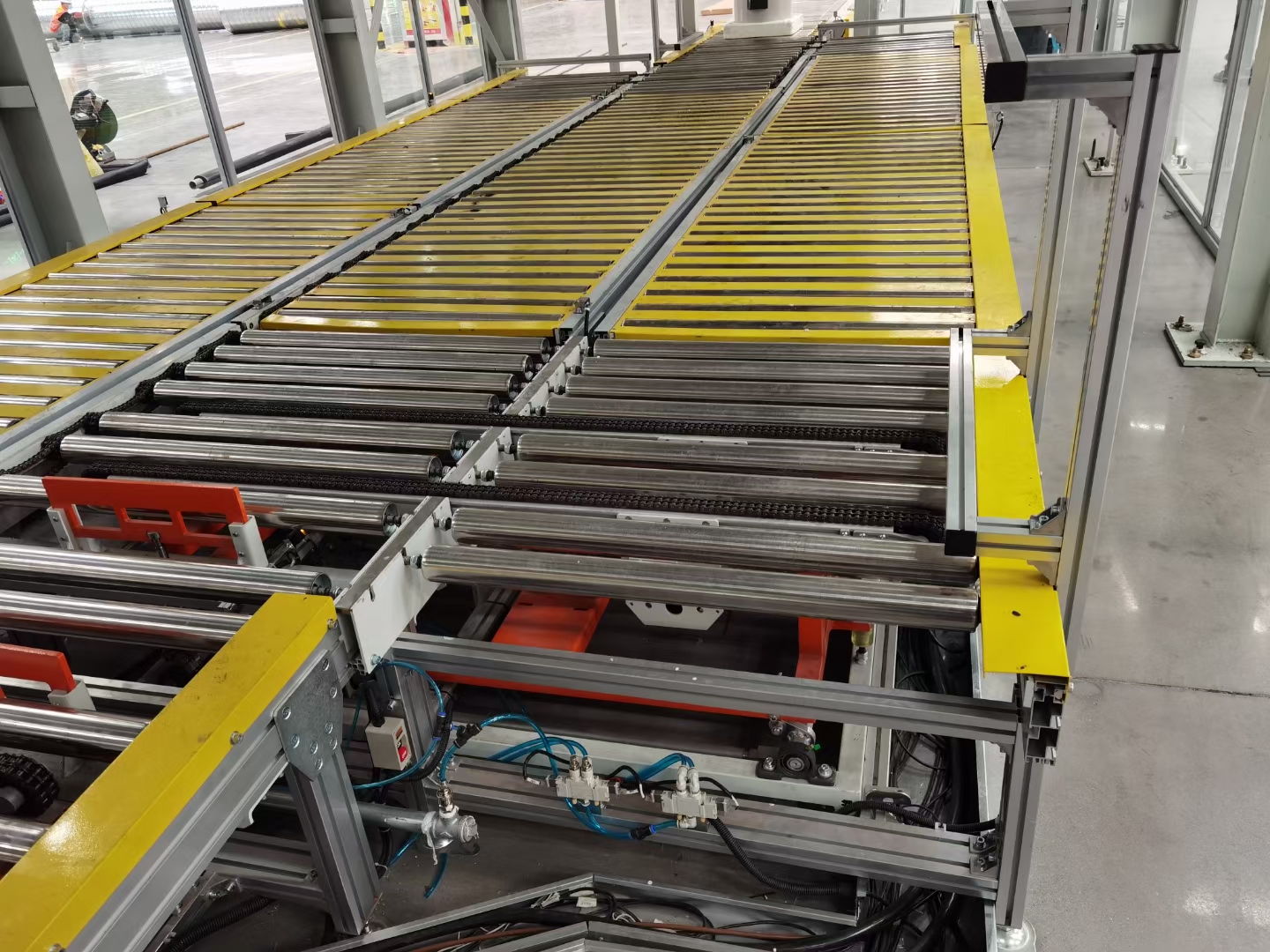 移栽滾筒輸送機，青島樂(lè )途行工業(yè)設備有限公司